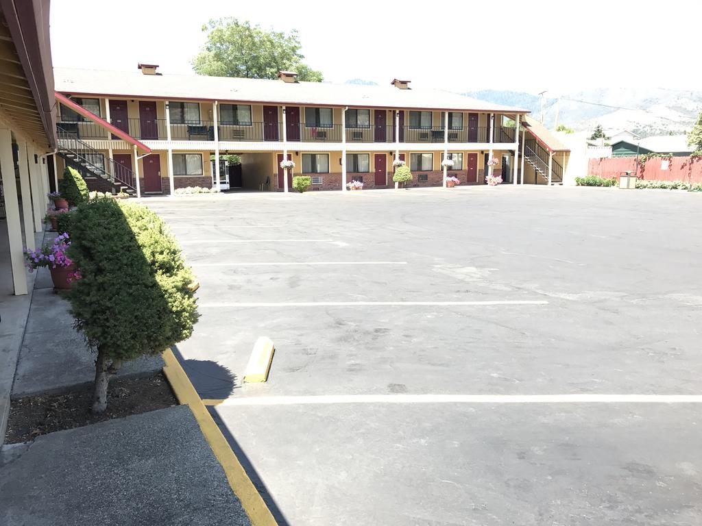 Klamath Motor Lodge Уайрика Экстерьер фото