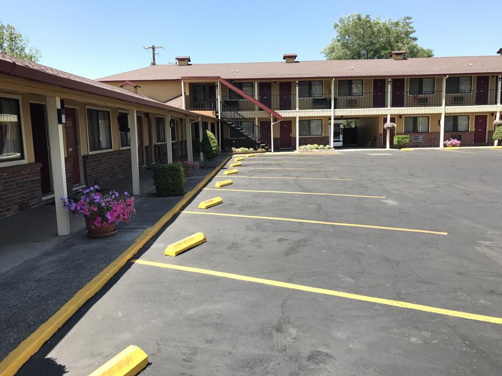 Klamath Motor Lodge Уайрика Экстерьер фото