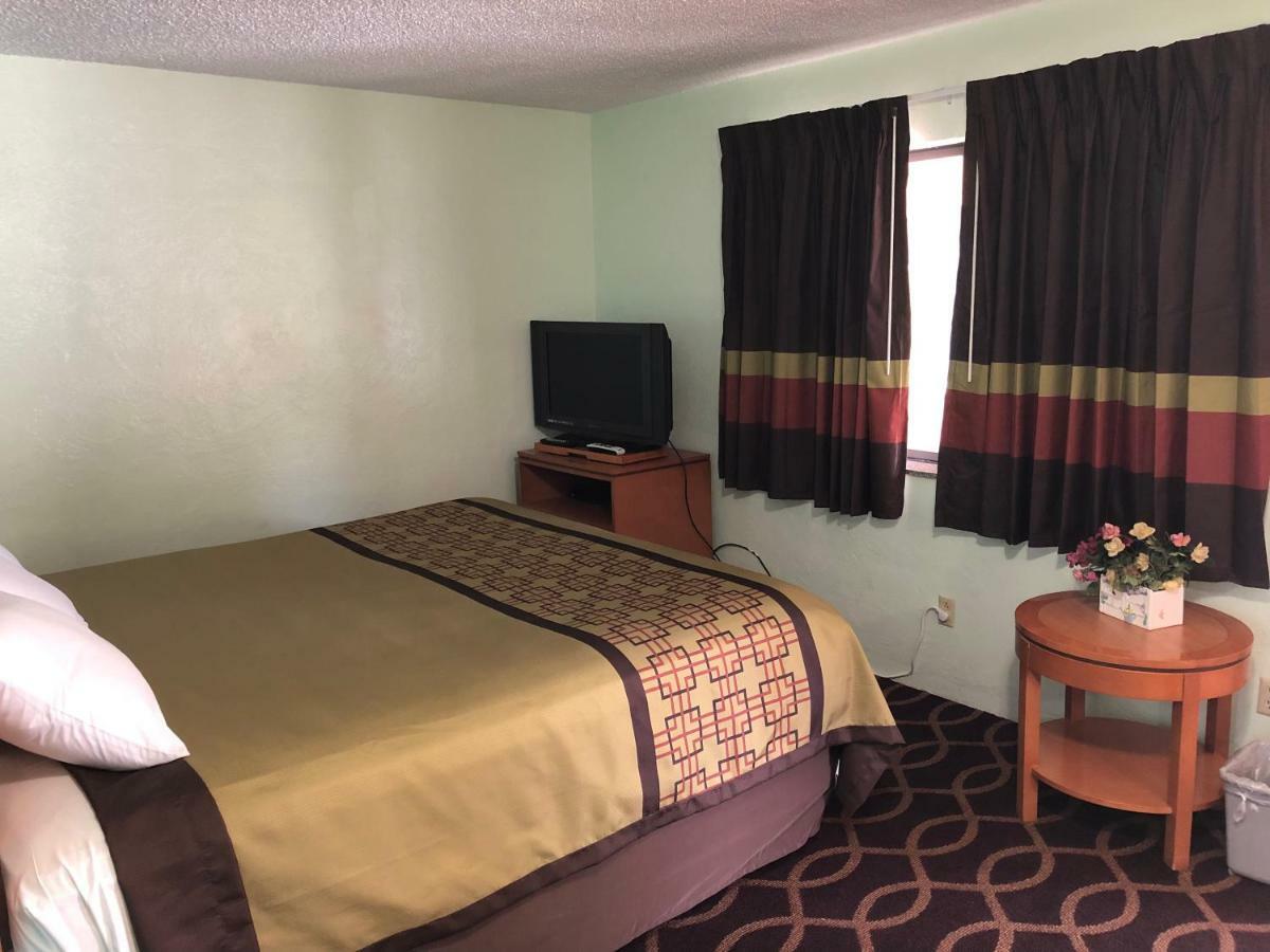 Klamath Motor Lodge Уайрика Экстерьер фото